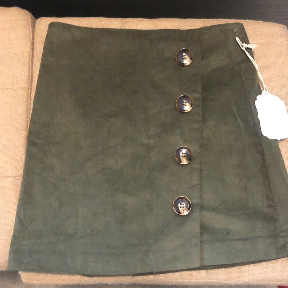 Fun and flirty dark green skirt !